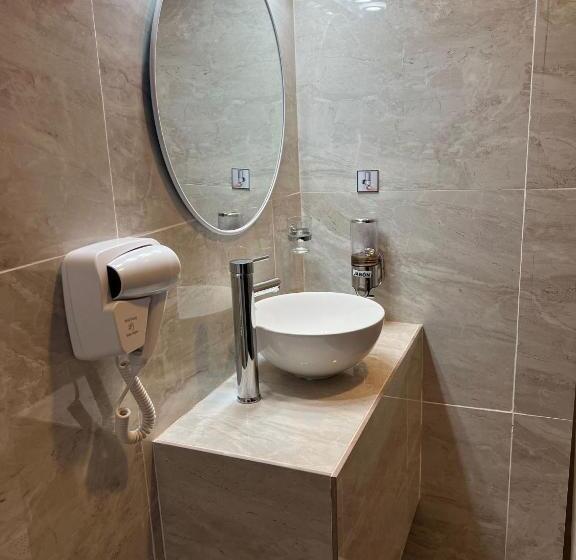 اتاق استاندارد سه نفره, Lujan