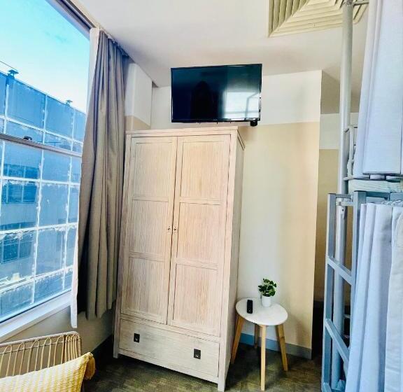공용 욕실 구비 공동 객실 내의 침대, Europa Melbourne
