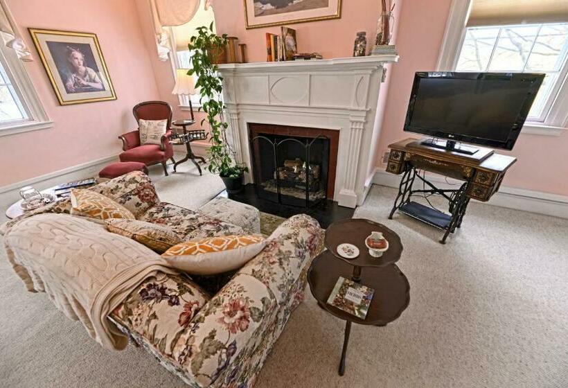 스위트, The Bed And Breakfast At Oliver Phelps