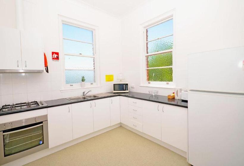 غرفة عائلية مطلّة علي الجبل, The Hallows Accommodation