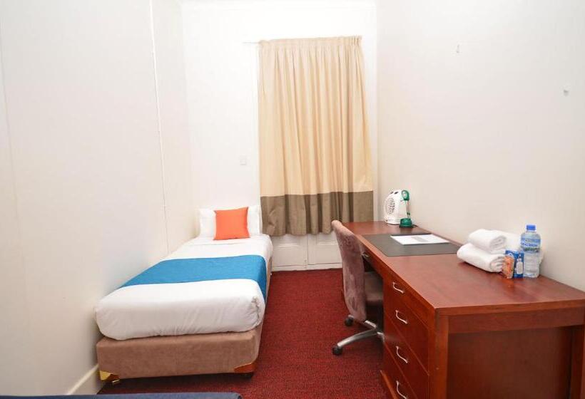 اتاق خانوادگی با چشم‌انداز کوه, The Hallows Accommodation