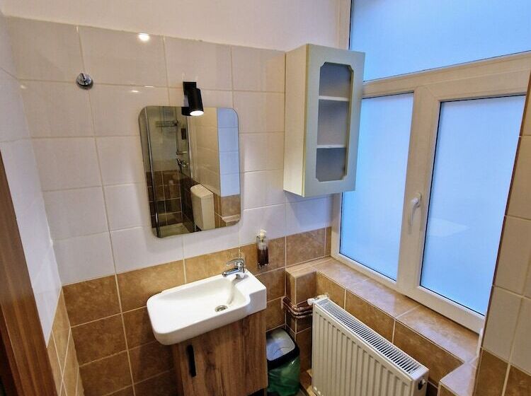 جناح عائلي, Main Square Apartments & More