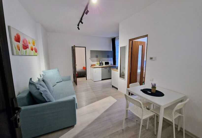 جناح عائلي, Main Square Apartments & More