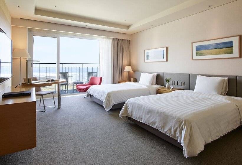 Номер Deluxe Вид на Море Боковой, Haevichi Hotel & Resort Jeju