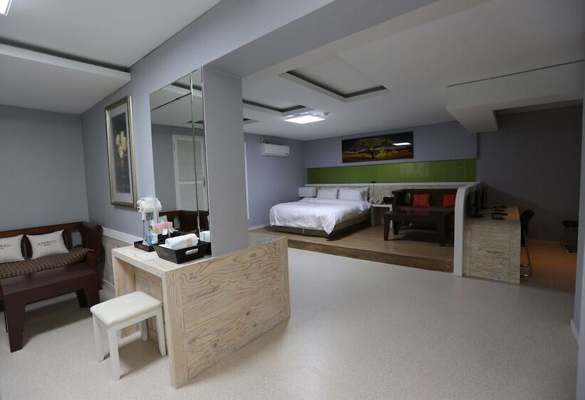 Quarto Familiar Deluxe, Opera 21