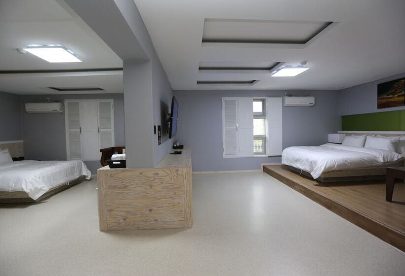 Quarto Familiar Deluxe, Opera 21