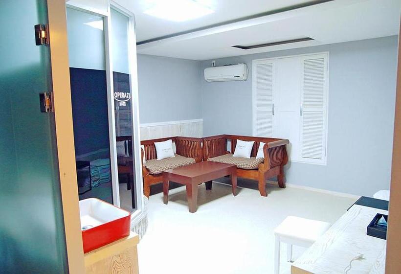 Quarto Familiar Deluxe, Opera 21