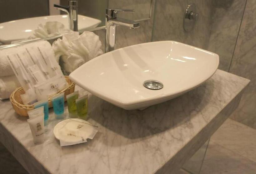 Suite, Heeren Straits