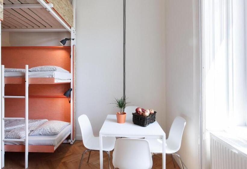 标准工作室, Avenue Hostel