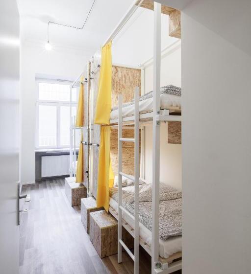 标准工作室, Avenue Hostel