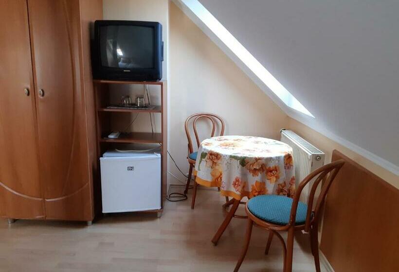 Quarto Estandar, Szalay Villa
