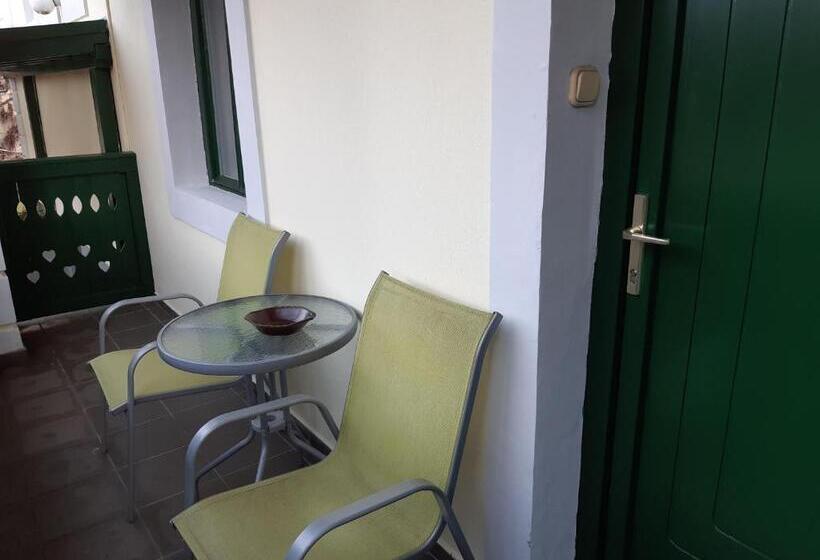 Quarto Triplo Estandar, Szalay Villa