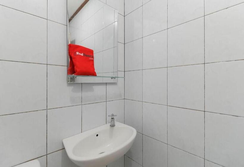 Номер Economy, Reddoorz Plus @ Karet Pedurenan 3