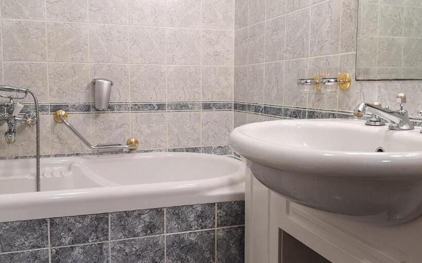 Номер Deluxe, Kastélyhotel Sasvár Resort
