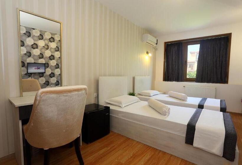 اتاق استاندارد سه نفره, Family Hotel Amor