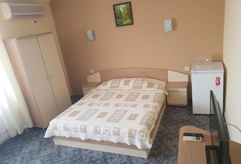 غرفة قياسية ثلاثية مزودة بشرفة, Family Hotel Alfa Vita