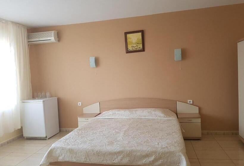Трехместный Номер Стандарт с Балконом, Family Hotel Alfa Vita