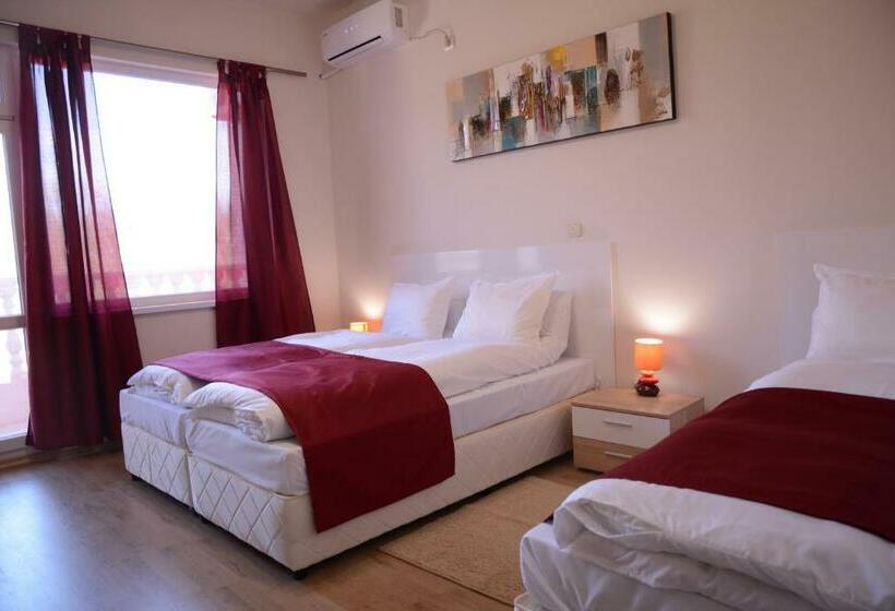 חדר סטנדרט לשלושה עם נוף לבריכה, Afrodita Dimitrovgrad Bg