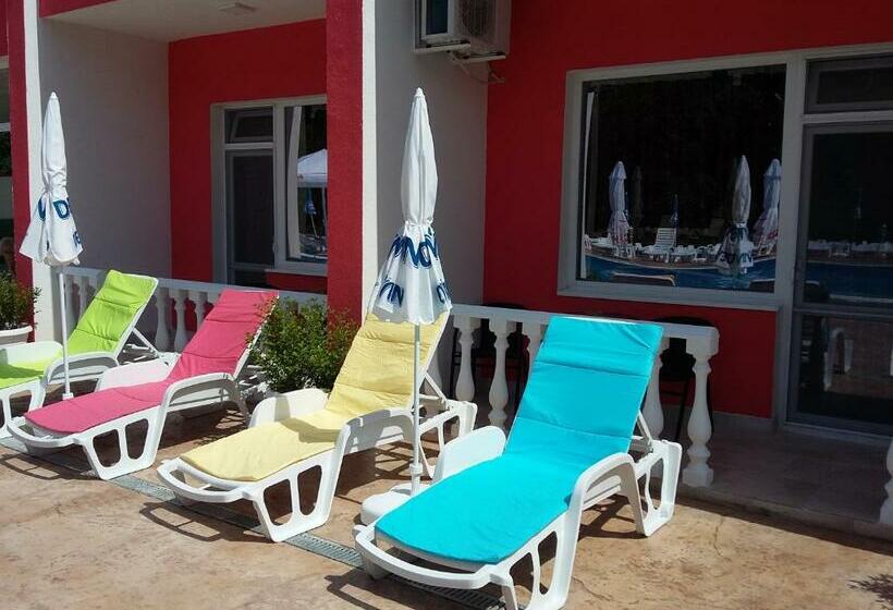 חדר סטנדרט לשלושה עם נוף לבריכה, Afrodita Dimitrovgrad Bg