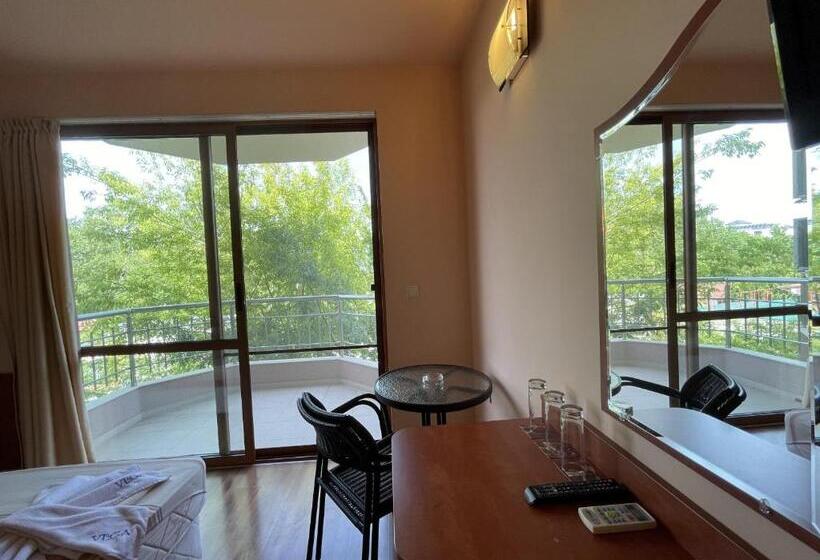 Quarto Triplo Estandar com Sacada, Vega