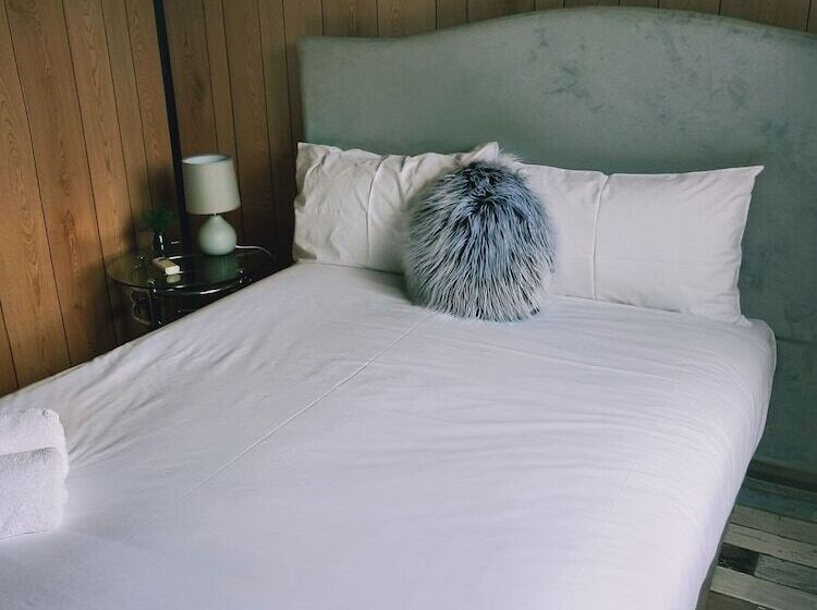 스탠다드 스튜디오, Oval Motel   Murray Bridge