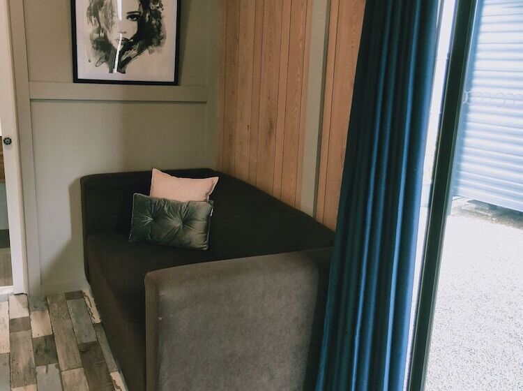 스탠다드 스튜디오, Oval Motel   Murray Bridge