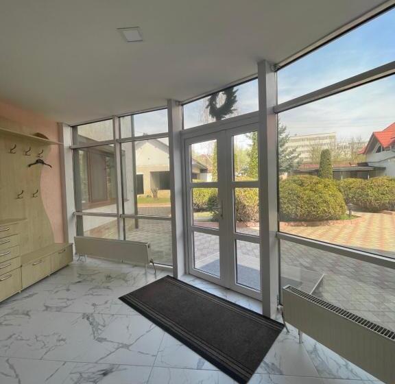 اتاق لوکس, Grand Villa In City Centre