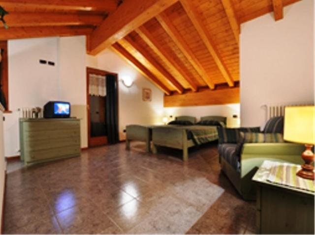 غرفة عائلية, Tambò