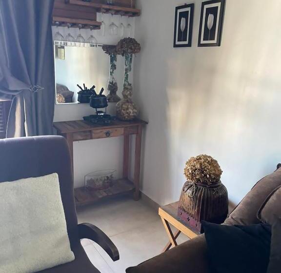 آپارتمان 1 خوابه با بالکن, Suíte No Castelo Flat No Home Green Home