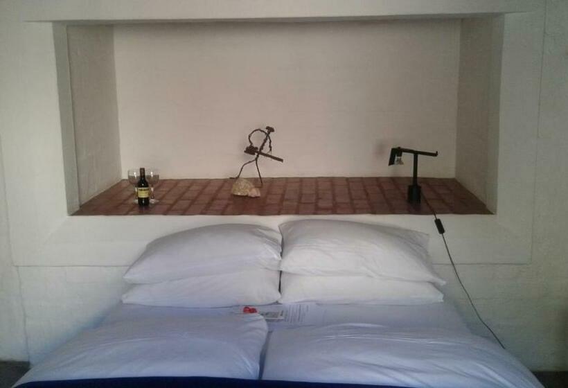 اتاق استاندارد یک نفره, Alternative Space B & B
