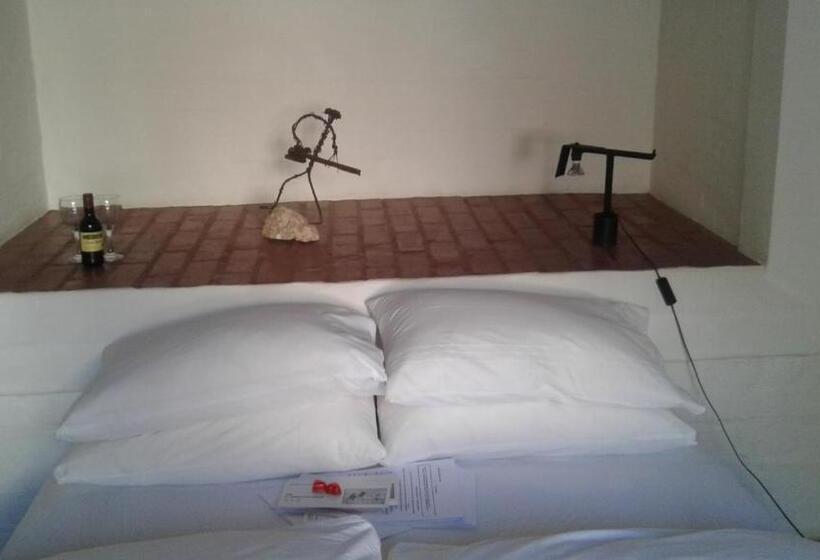 اتاق اکونومی, Alternative Space B & B