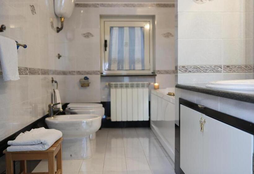 Стандартный внешний трехместный номер с ванной комнатой, B&b Privileged