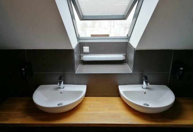 Łóżko we Wspólnym Pokoju, Cukrarna Guest Accommodation