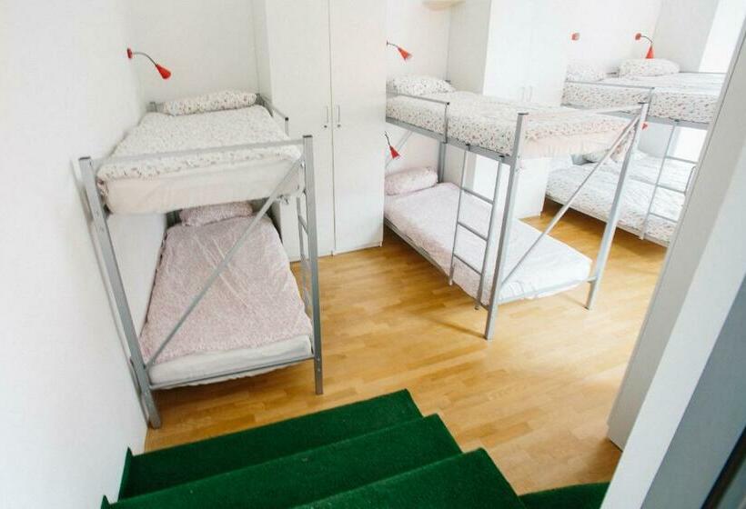 Łóżko we Wspólnym Pokoju, Cukrarna Guest Accommodation