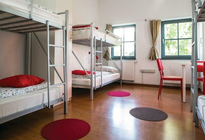 Łóżko we Wspólnym Pokoju, Cukrarna Guest Accommodation