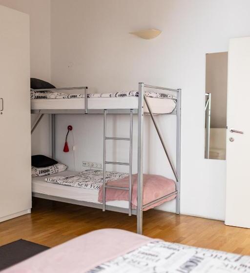 Pokój Rodzinny Wspólna Łazienka, Cukrarna Guest Accommodation