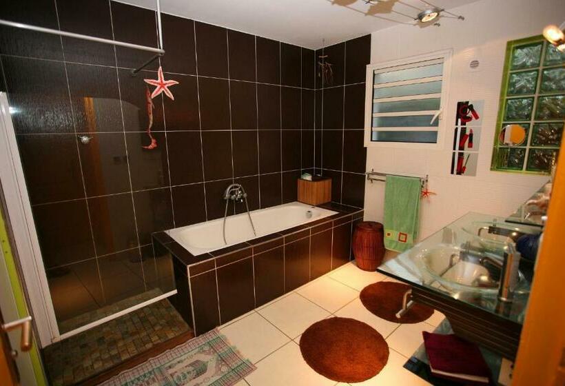 اتاق استاندارد با چشم‌انداز استخر, La Villa Zen