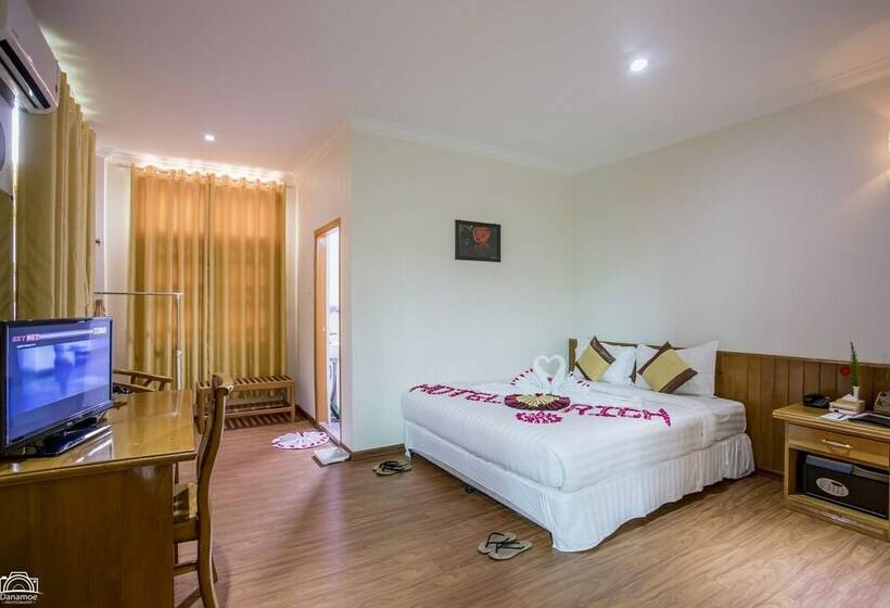 Deluxe Room, Rich