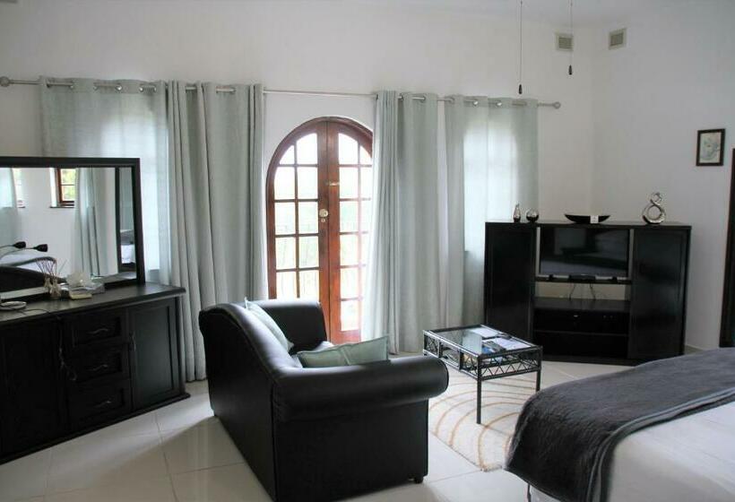 اتاق لوکس با بالکن و چشم‌انداز دریا, Fairway Guest Lodge