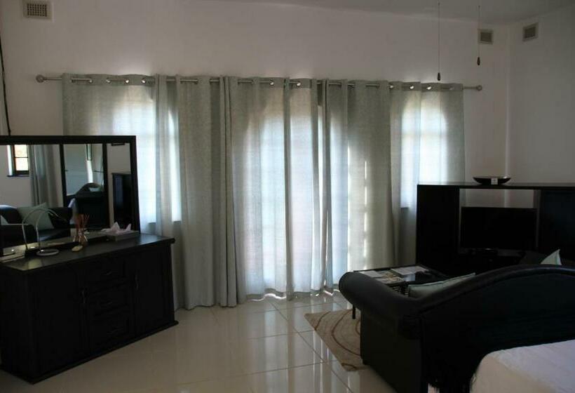 اتاق لوکس با بالکن و چشم‌انداز دریا, Fairway Guest Lodge