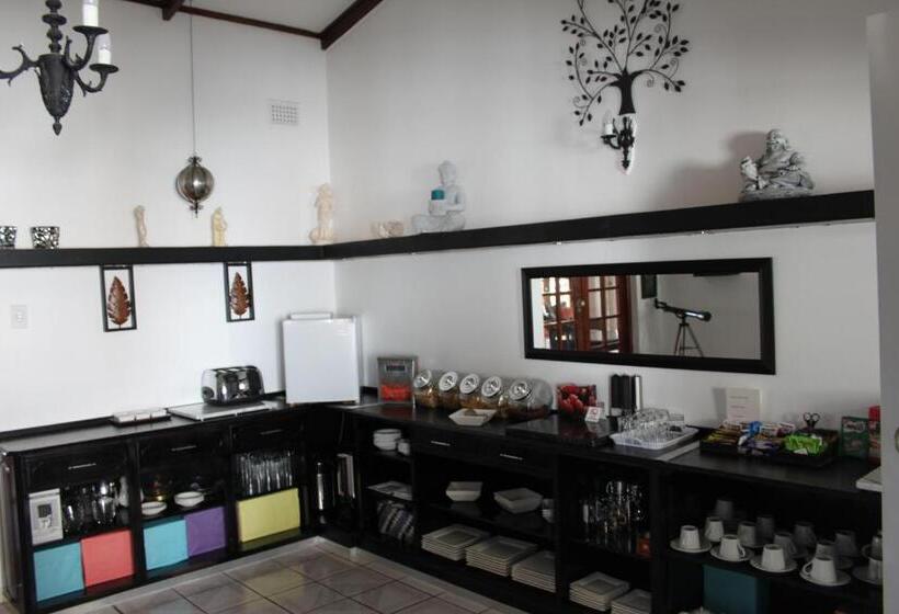 سوییت با چشم‌انداز استخر, Fairway Guest Lodge