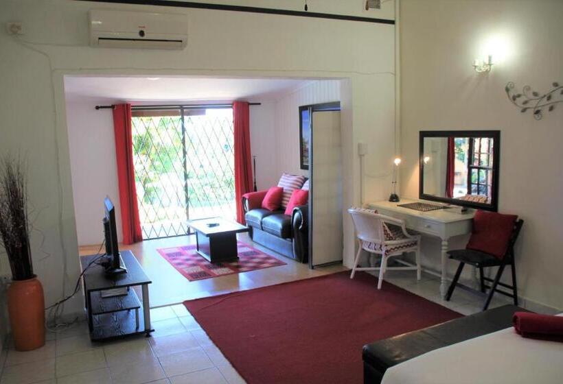 سوییت با چشم‌انداز استخر, Fairway Guest Lodge