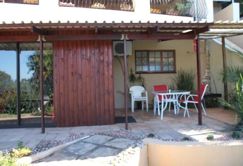 سوییت با چشم‌انداز استخر, Fairway Guest Lodge