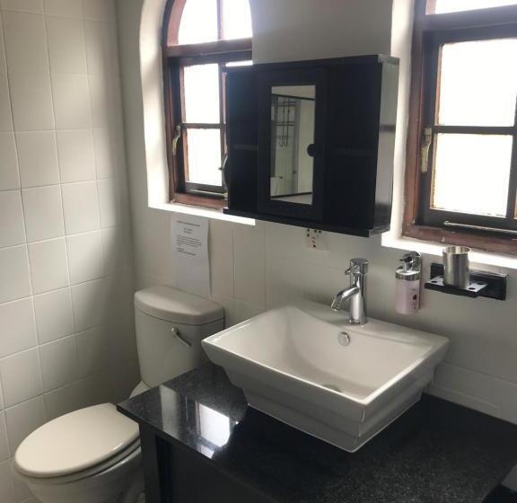 اتاق لوکس با بالکن و چشم‌انداز دریا, Fairway Guest Lodge