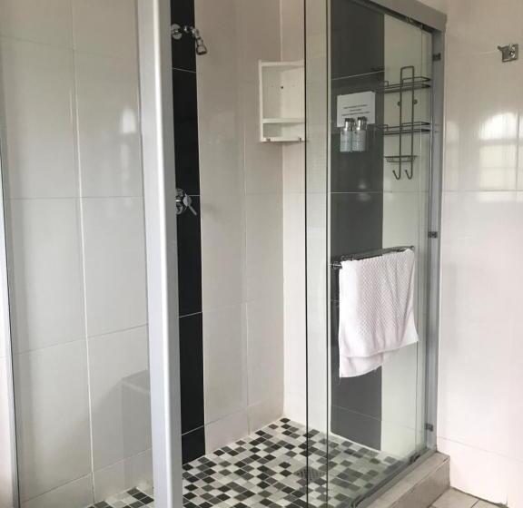 اتاق لوکس با بالکن و چشم‌انداز دریا, Fairway Guest Lodge