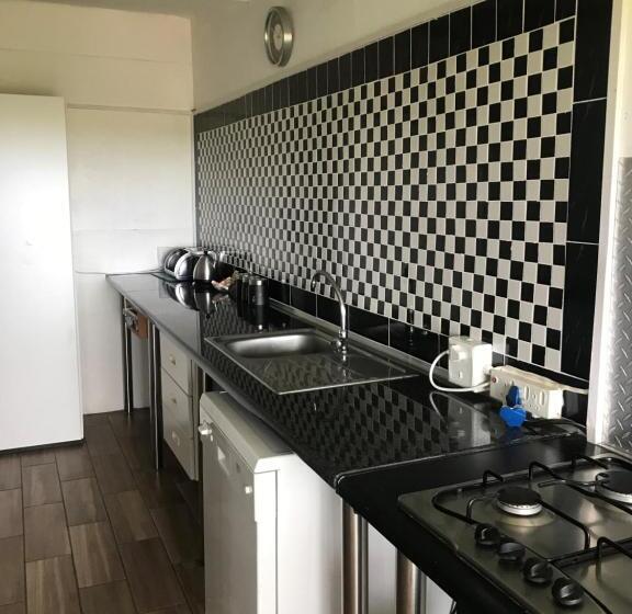 اتاق لوکس با بالکن و چشم‌انداز دریا, Fairway Guest Lodge