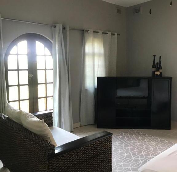 اتاق لوکس با بالکن و چشم‌انداز دریا, Fairway Guest Lodge