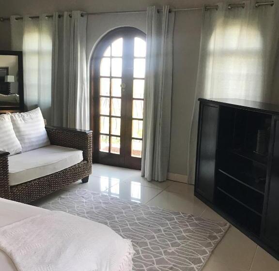 اتاق لوکس با بالکن و چشم‌انداز دریا, Fairway Guest Lodge