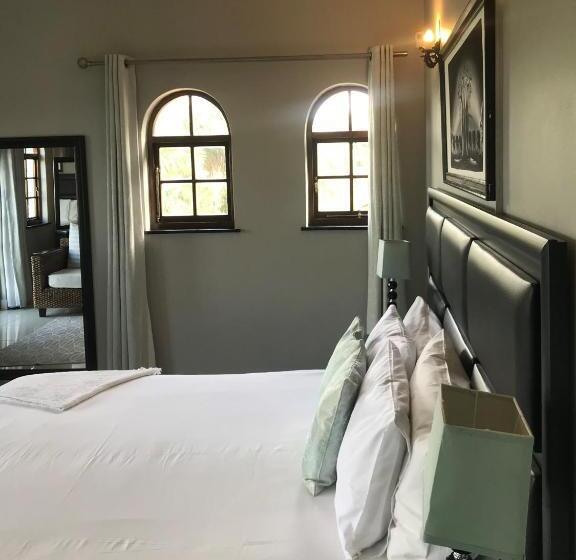 اتاق لوکس با بالکن و چشم‌انداز دریا, Fairway Guest Lodge