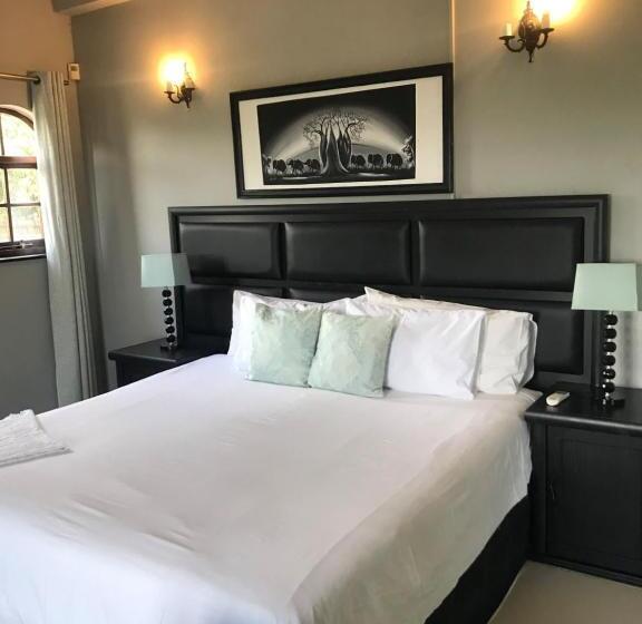 اتاق لوکس با بالکن و چشم‌انداز دریا, Fairway Guest Lodge